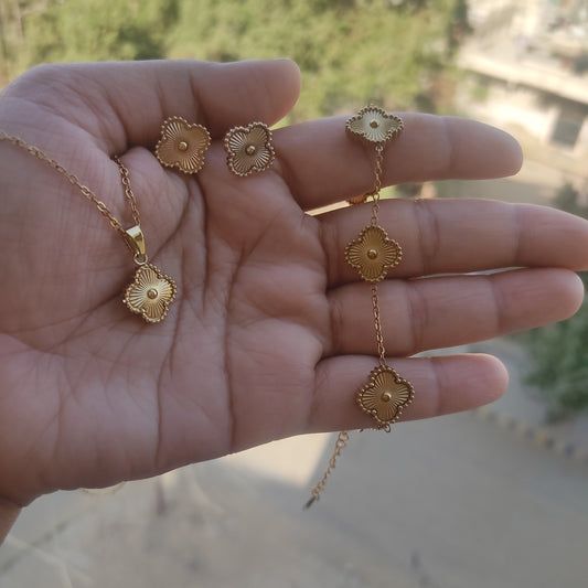 Golden Clover Jewelry Set